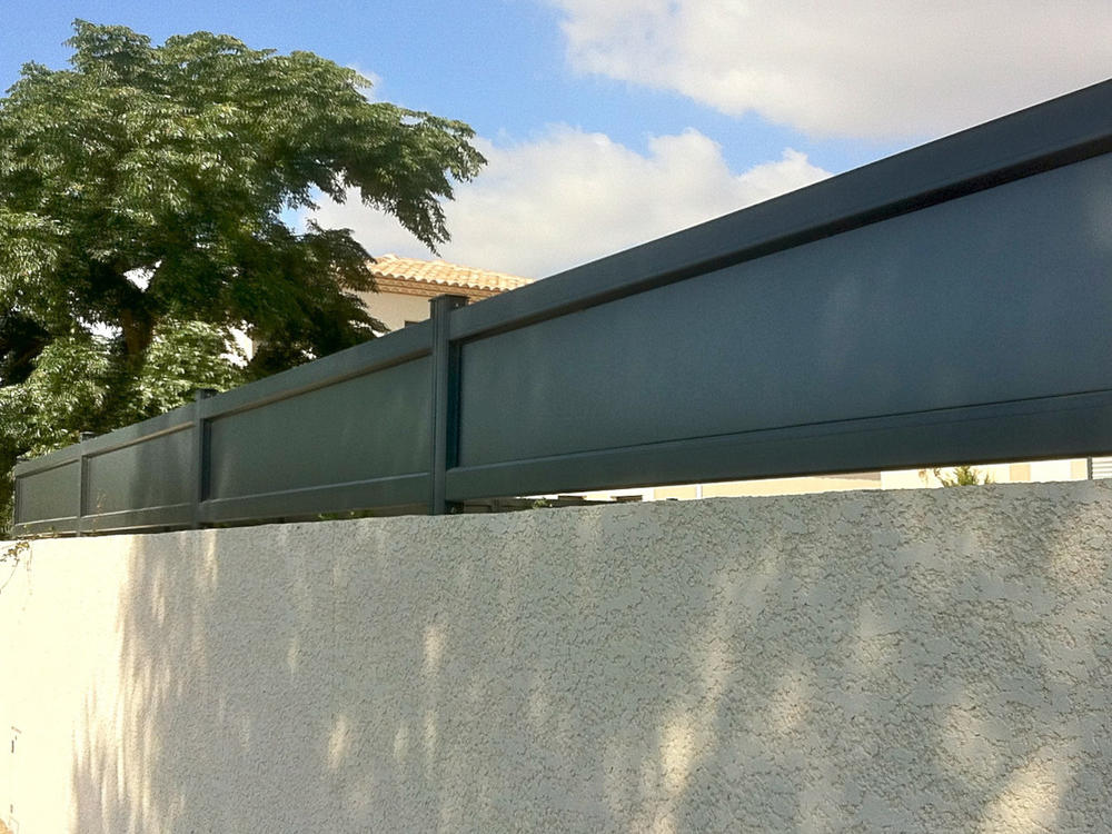 cloture mykonos cloture tôle aluminium grise