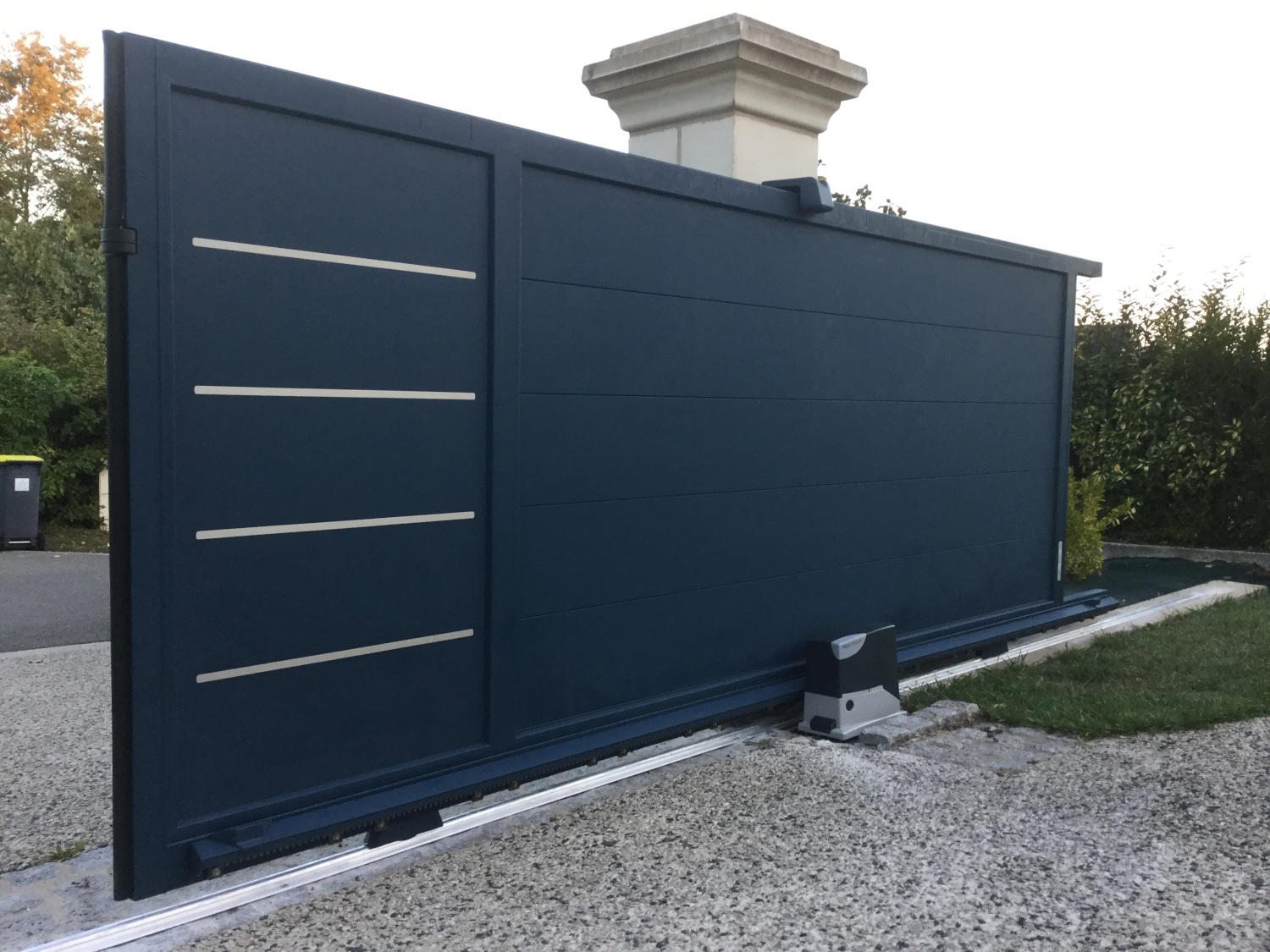 portail aluminium coulissant moderne