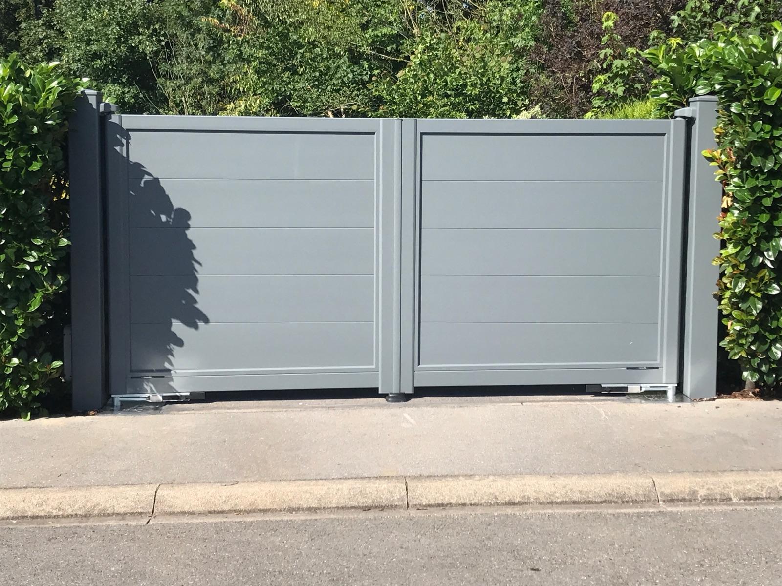 mahe gris battant portail aluminium lames larges