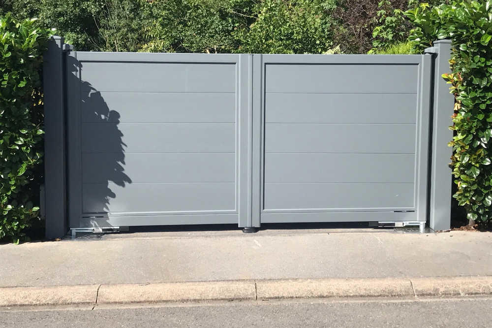 portail aluminium gris moderne