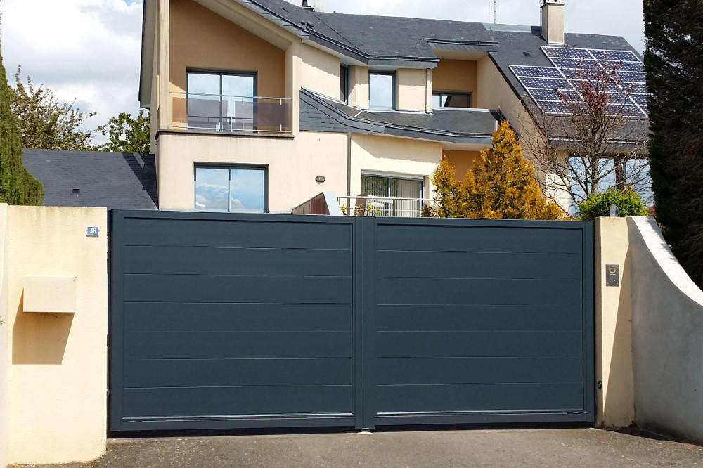 portail battant aluminium moderne