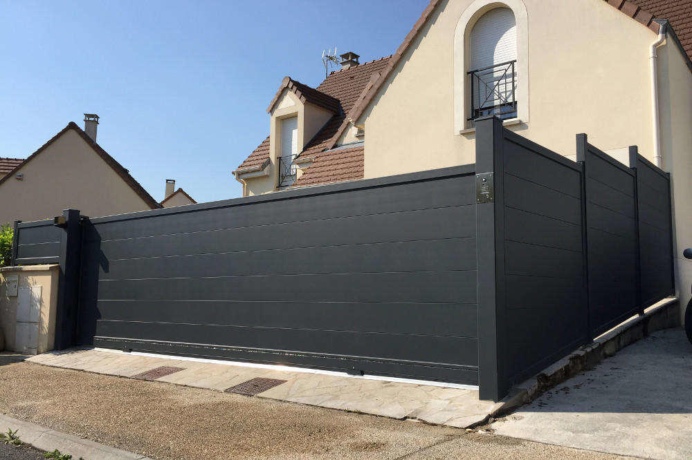 portail coulissant aluminium moderne