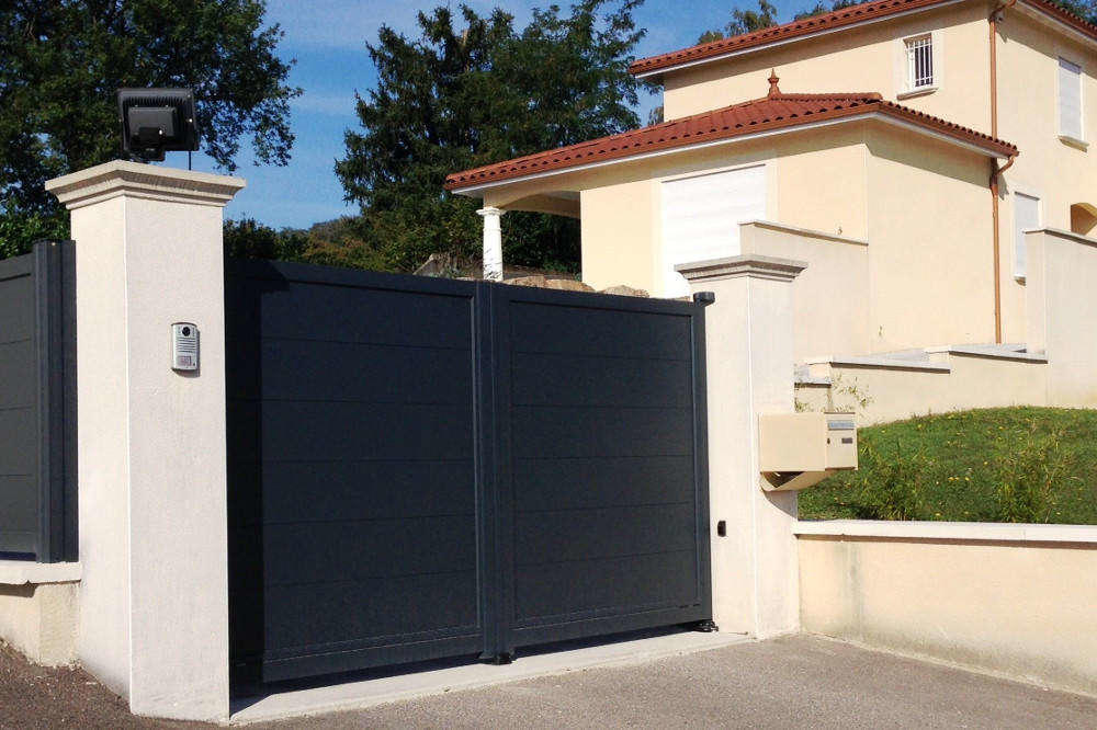 portail battant lames larges aluminium