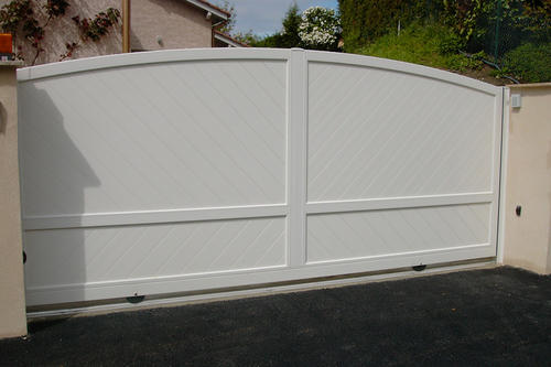 portail plein coulissant blanc 