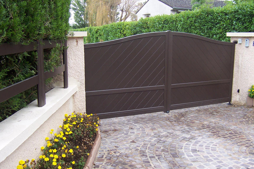 portail plein chapeau gendarme