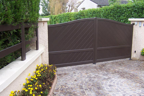 portail plein chapeau gendarme