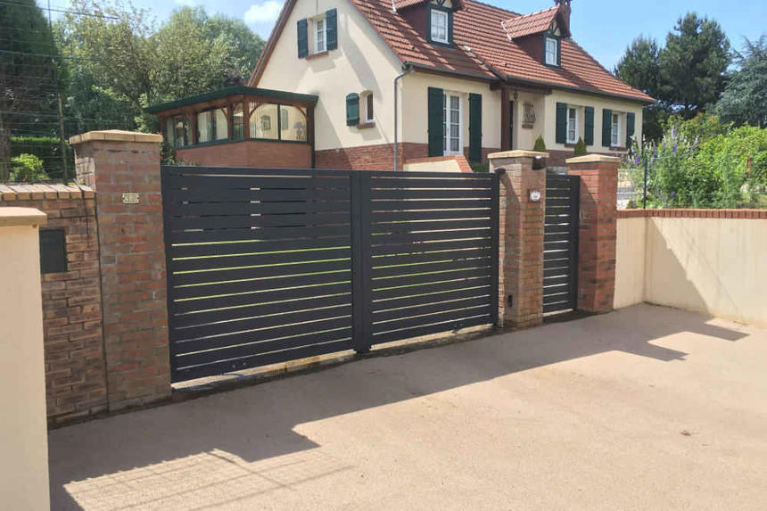 portail aluminium moderne barreaux horizontaux