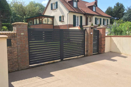 portail aluminium moderne barreaux horizontaux