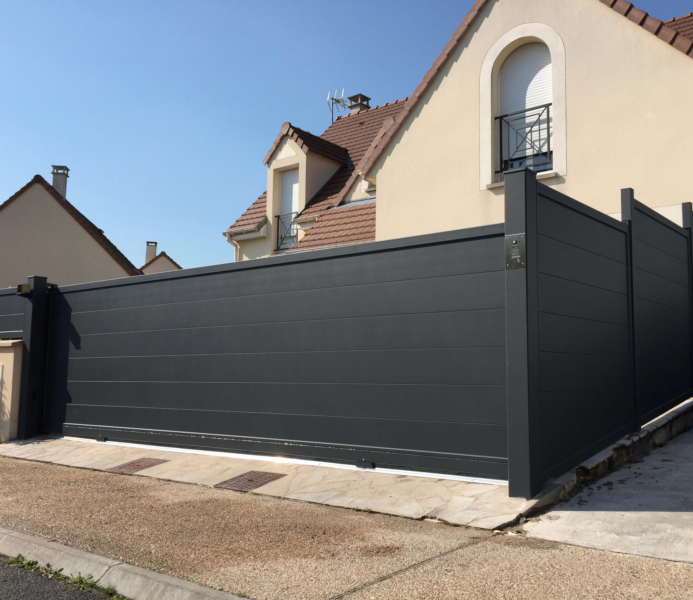 mahe portail coulissant sur rail contemporain