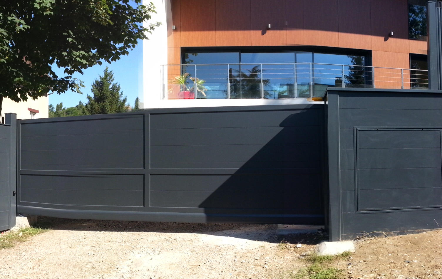 mahe autoportant portail coulissant suspendu