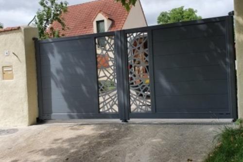 portail motifs laser battant