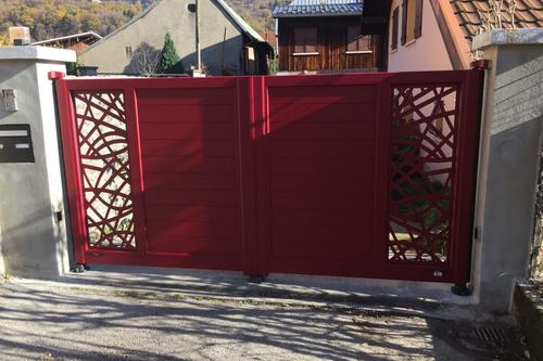 portail motifs laser rouge