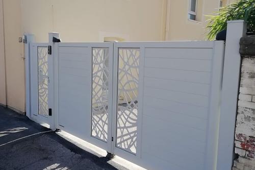 portail motif laser blanc