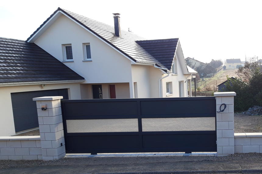 portail tole perfor&eacute;e coulissant