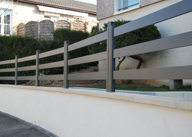 cloture-lisses-horizontales-aluminium