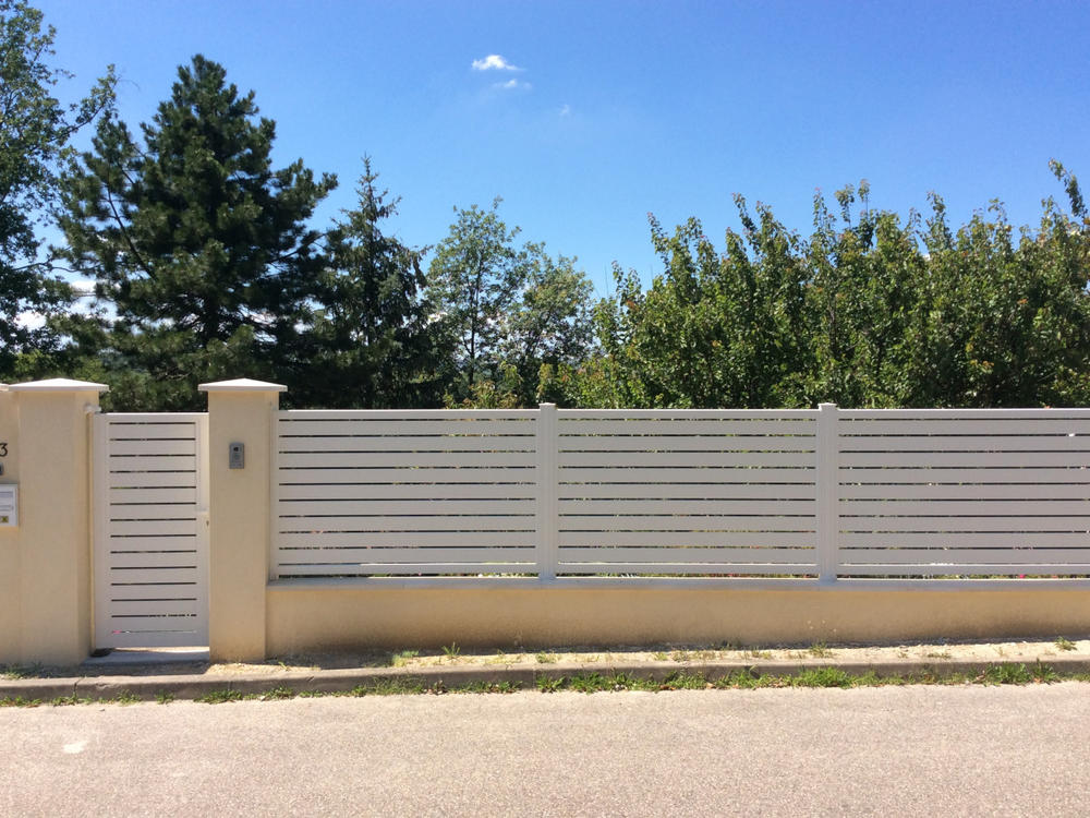 cloture-ajouree-sur-muret cloture-ajouree-sur-muret