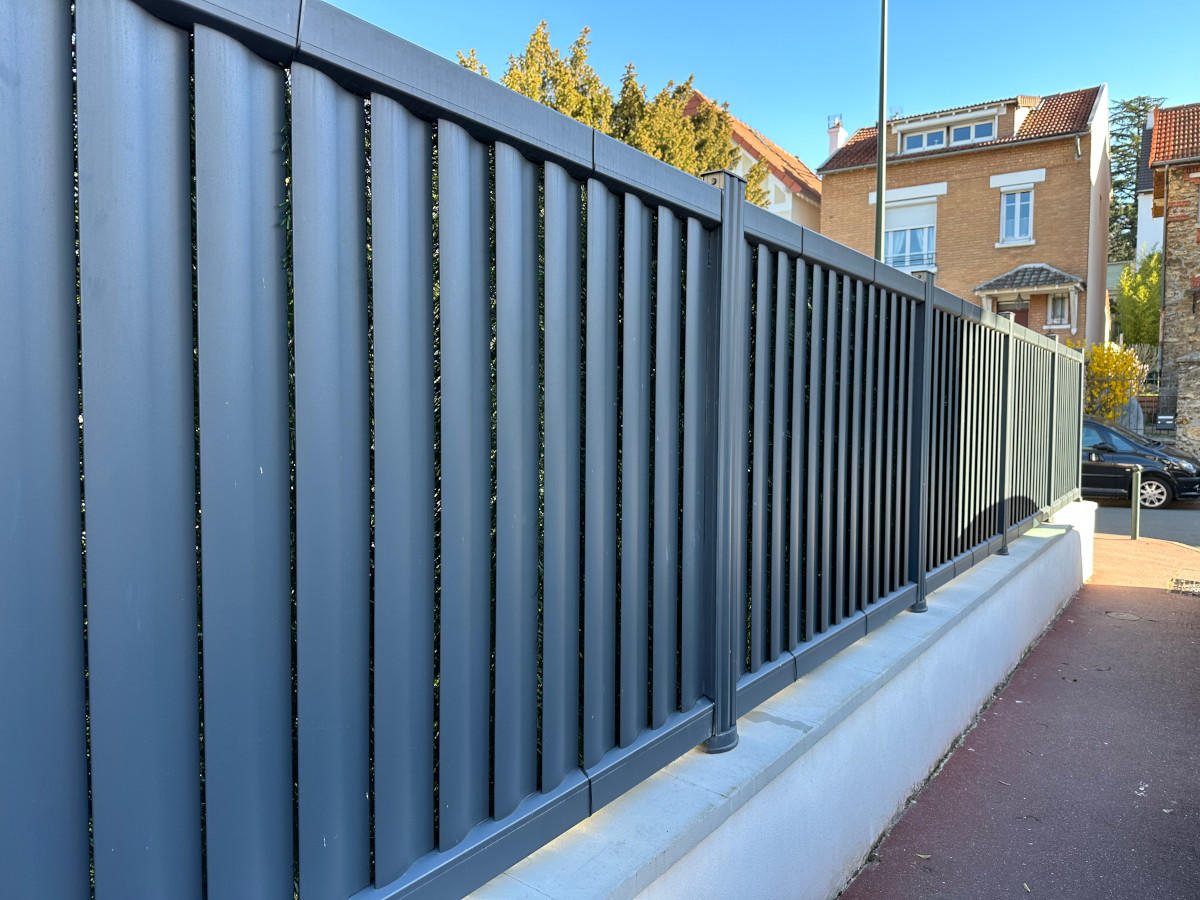 cloture claire voie vertical aluminium