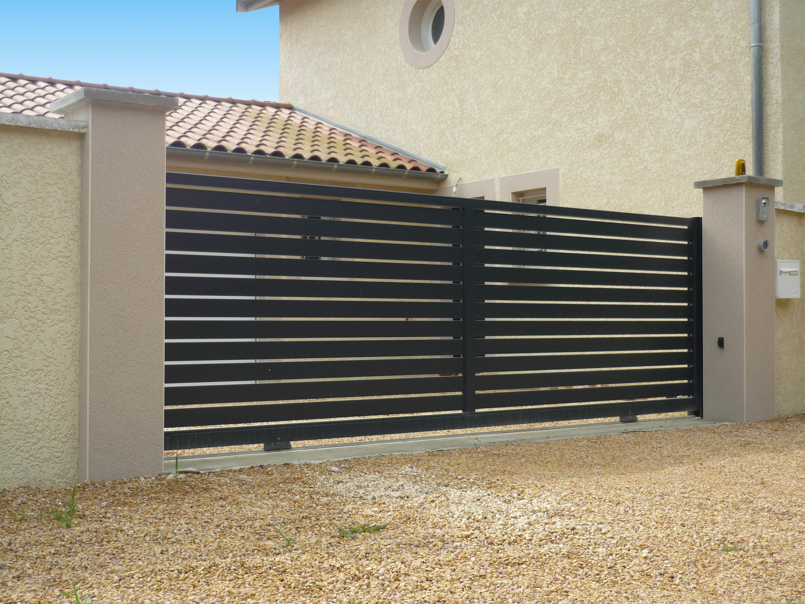 portail-coulissant-barreaux-horizontaux