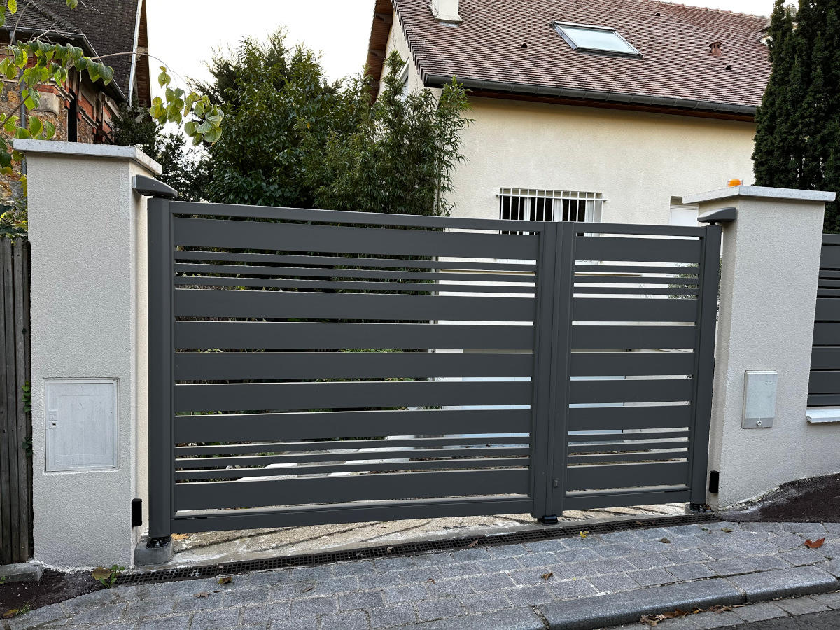 portail-vantaux-inegaux-moderne