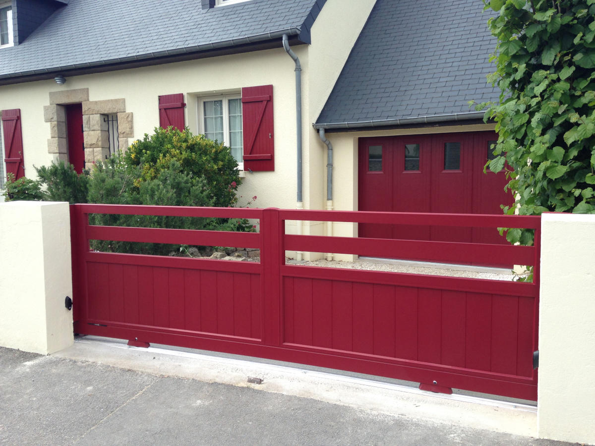 portail-semi-ajoure-rouge