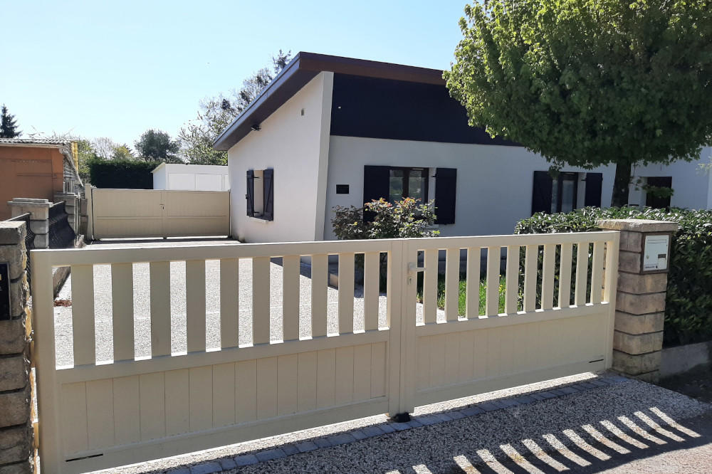 portail-battant-ajoure-contemporain