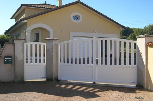 portail semi-ajour&eacute; bomb&eacute; blanc