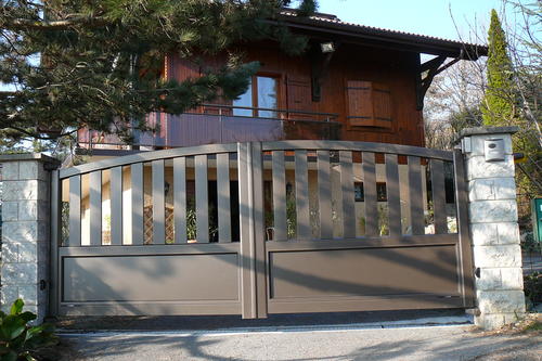 portail cintr&eacute; &agrave; barreaux contemporain