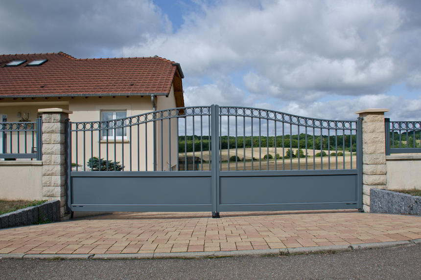 portails chapeau gendarme alu traditionnel