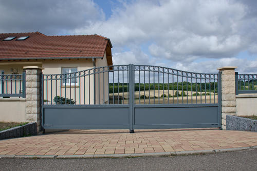 portails chapeau gendarme alu traditionnel