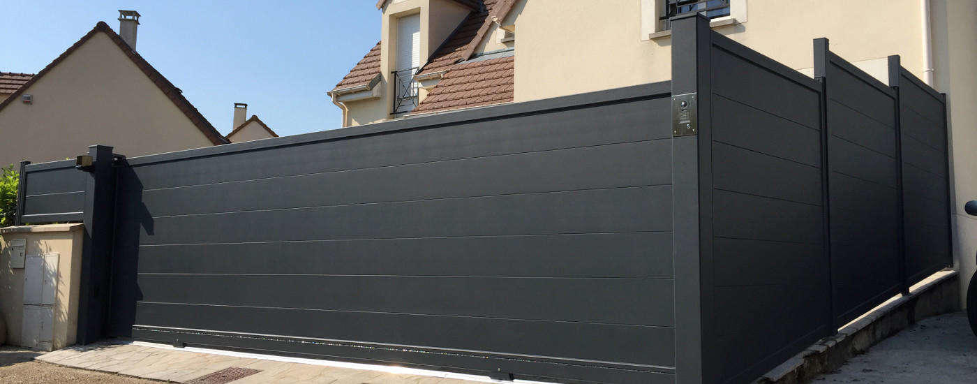 portail coulissant plein moderne