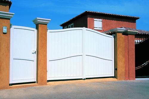 portail plein contemporain chapeau gendarme