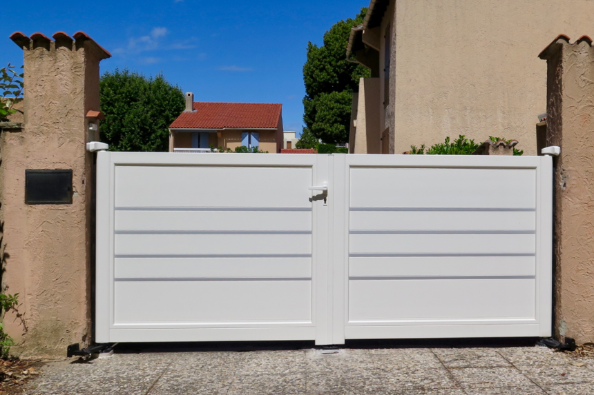 portail moderne blanc aluminium