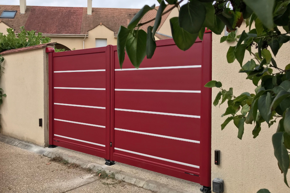 portail-rouge-lames-anodisee-toska portail-rouge-lames-anodisee-toska