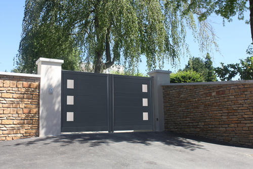 Portail decorations inox carrees