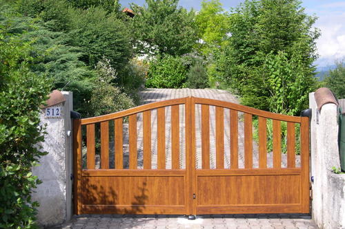 portail aluminium imitation bois ch&ecirc;ne
