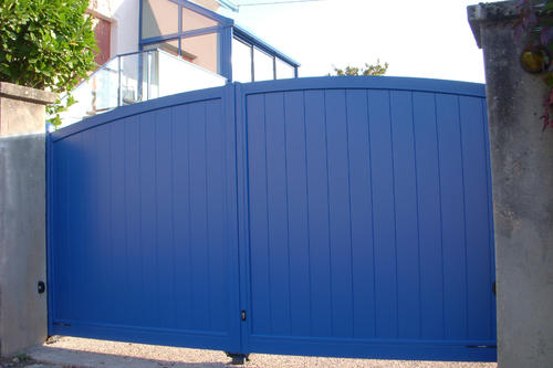 portail forme bomb&eacute;e alu bleu