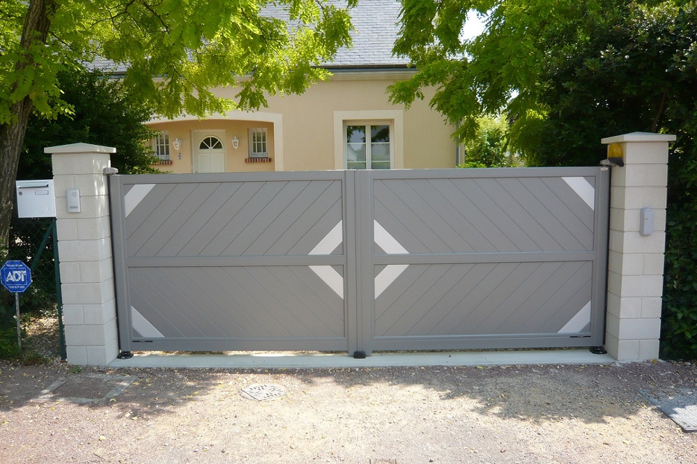 portail moderne gris clair
