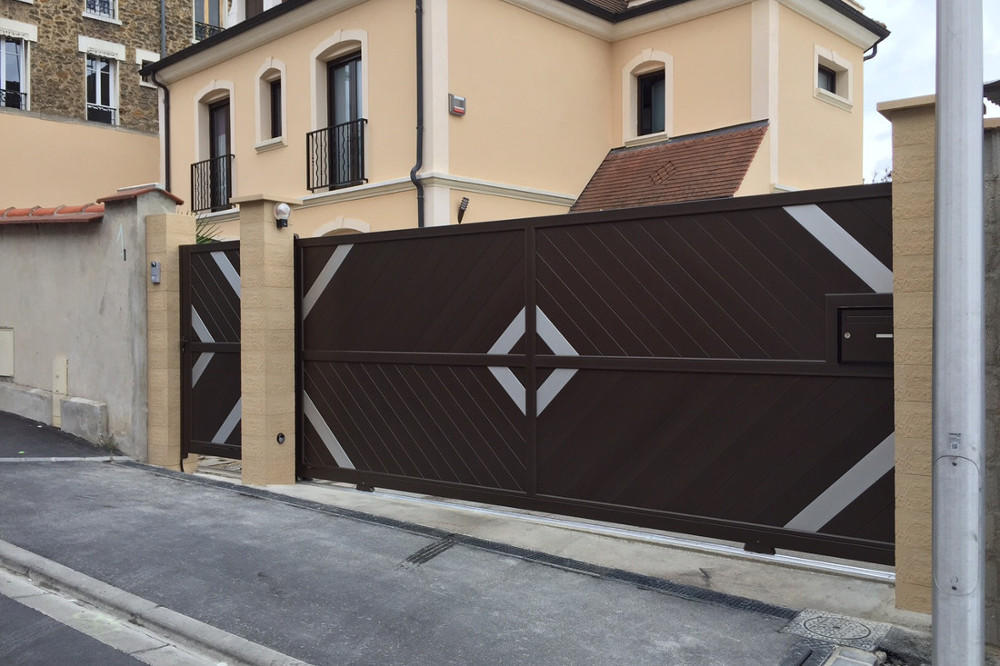 portail aluminium marron moderne