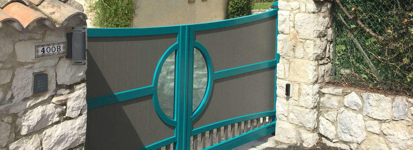 portail battant aluminium contemporain